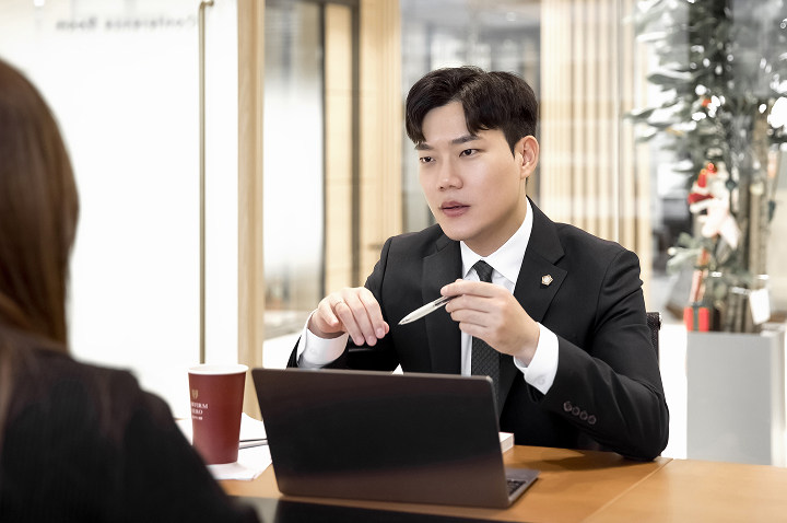 영웅만의 방식 이미지3